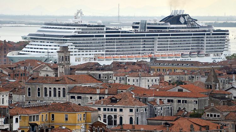Traumziel Venedig: Das Kreuzfahrtschiff "MSC Preziosa" bei der Einfahrt in den Canale della Giudecca.