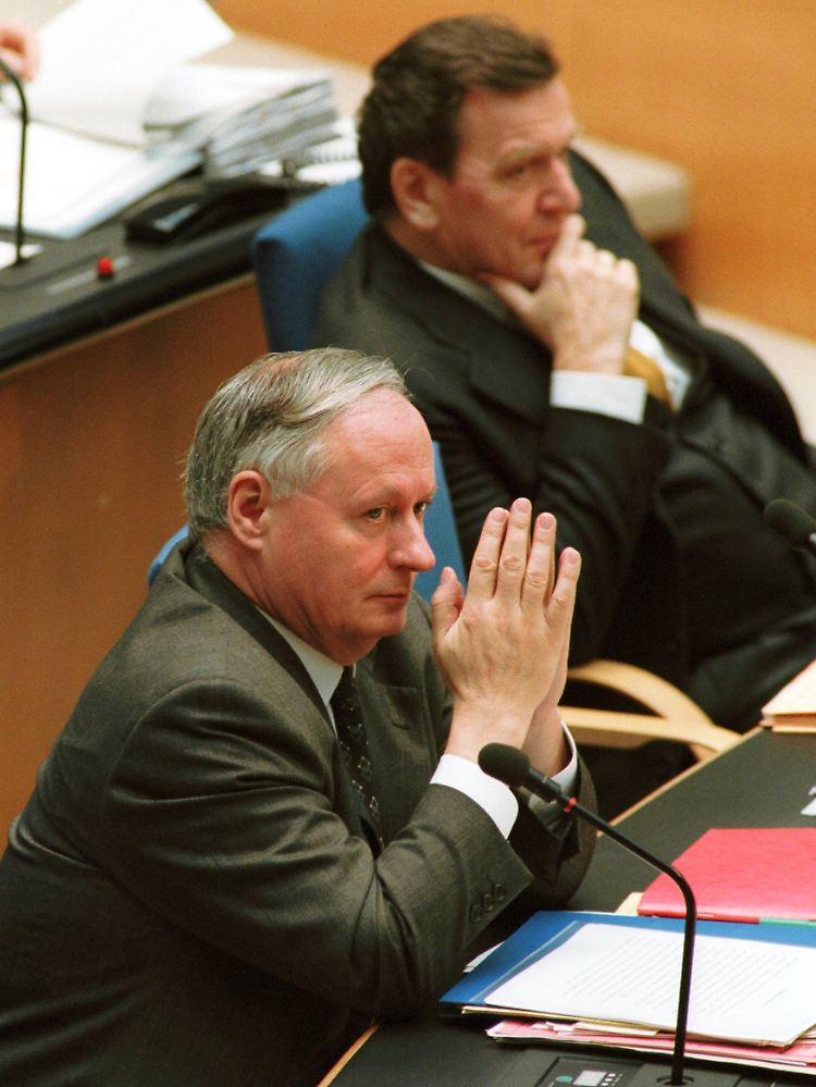 Bis März 1999 ist Lafontaine Finanzminister im Kabinett von Gerhard Schröder. Nach heftigem Streit tritt der Saarländer zurück - auch als SPD-Chef.
