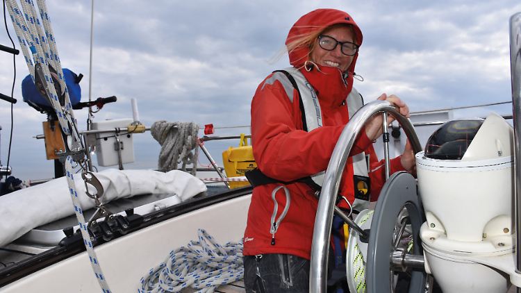 Franziska Krafft steuert das Boot und wagt ein Abenteuer.