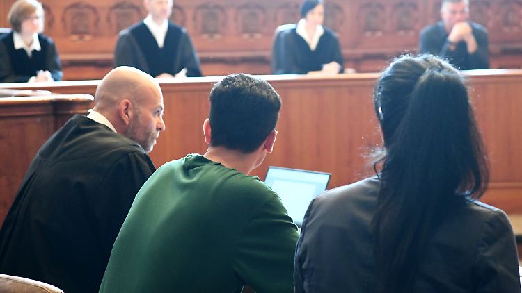 Der Angeklagte äußerte sich zunächst weder zur Person noch zur Tat.