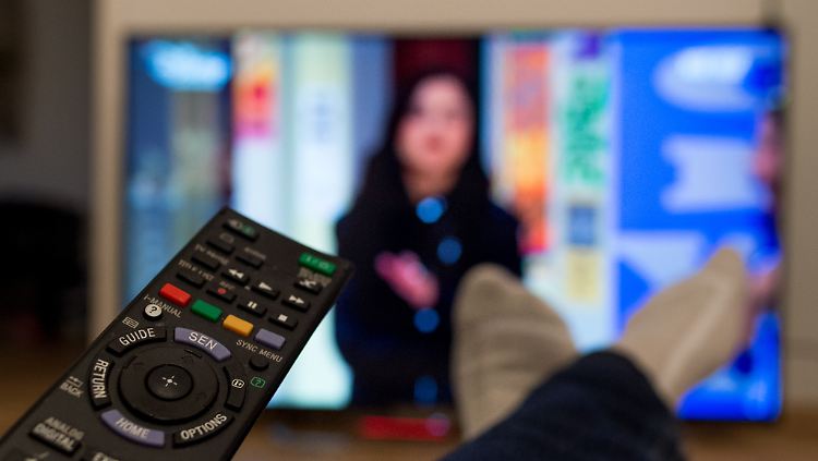 Beine hoch, Fernseher an: So bewegungslos sieht auch in Deutschland der Feierabend bei vielen aus.