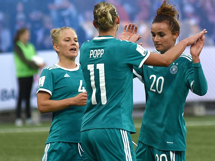 Linda Magull (rechts) jubelte nach ihrem Tor zum 0:2 mit Alexandra Popp und Leonie Maier.