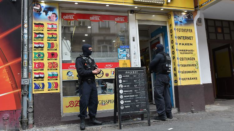 Durchsucht wurde die Wohnung und der Spätkauf eines 28-jährigen Clan-Mitglieds.