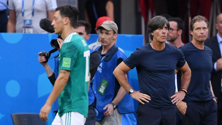 Löw zeigt sich persönlich enttäuscht über die Tatsache, dass Özil ihn nicht selbst über seine Rücktrittsabsicht informiert hat.