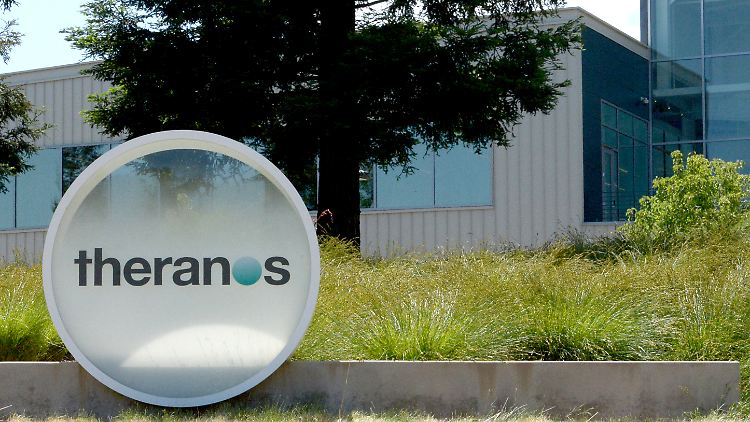 Theranos-Investoren verloren durch den Betrugsskandal über eine Milliarde Dollar.