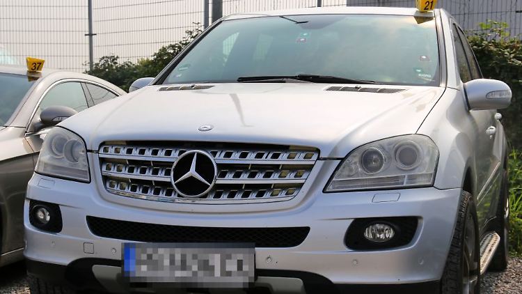 Polizei und Staatsanwalt beschlagnahmten unter anderem diesen Mercedes.