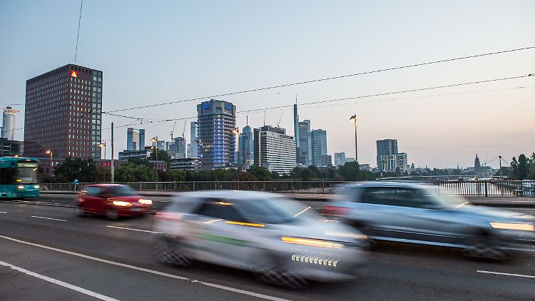 Ältere Dieselfahrzeuge und Benziner dürfen ab kommenden Februar nicht mehr überall in Frankfurt fahren.