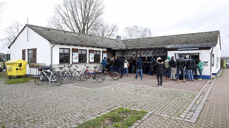 Vereinsleben auf dem Land. Da gehört der Sportplatzbesuch am Wochenende einfach dazu.