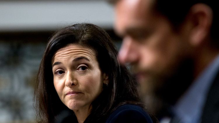 Facebook-Geschäftsführerin Sheryl Sandberg und Twitter-Chef Jack Dorsey stehen vor dem Senat Rede und Antwort.