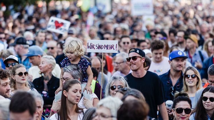 Die Kundgebung des Bündnisses "Merkel muss weg", wurde lautstark von den Gegendemonstranten übertönt.