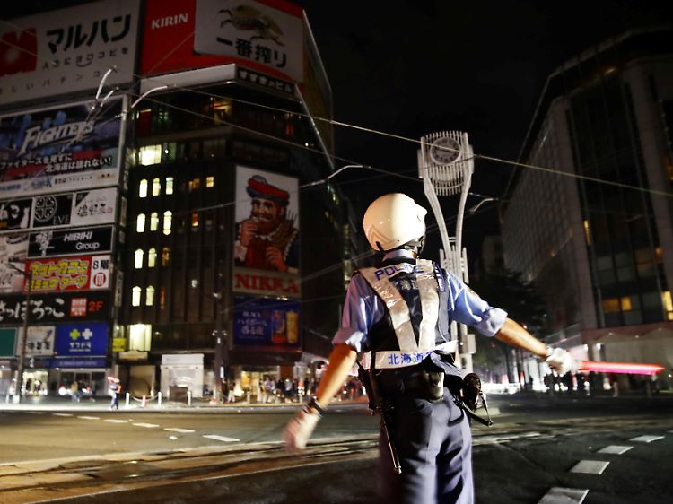 Stromausfall in einer Millionenstadt: Tief in der Nacht wird Sapporo im Norden Japans von einem schweren Erdbeben heimgesucht.