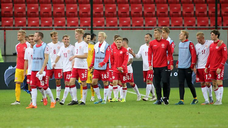 Denkwürdiger Fußball-Abend im fast leeren Stadion von Trnava: Die Spieler der dänischen Ersatznationalmannschaft.