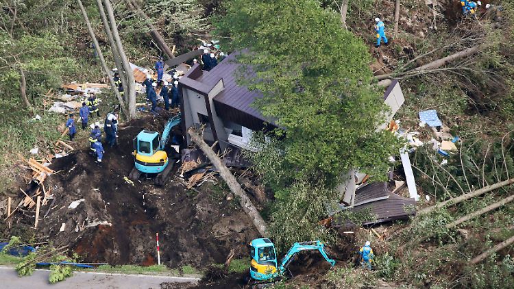Verzweifelte Suche im Morgengrauen: Am Tag nach dem Beben suchen Einsatzkräfte bei Sapporo nach verschütteten Personen.