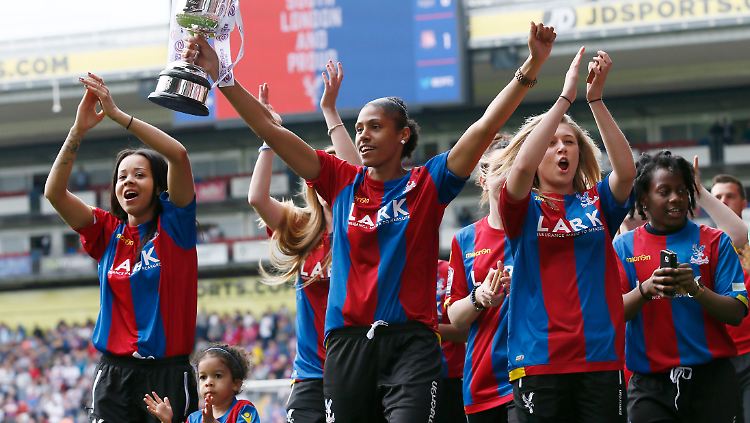 Die Frauen von Crystal Palace sollen plötzlich Vereinsbeiträge zahlen.