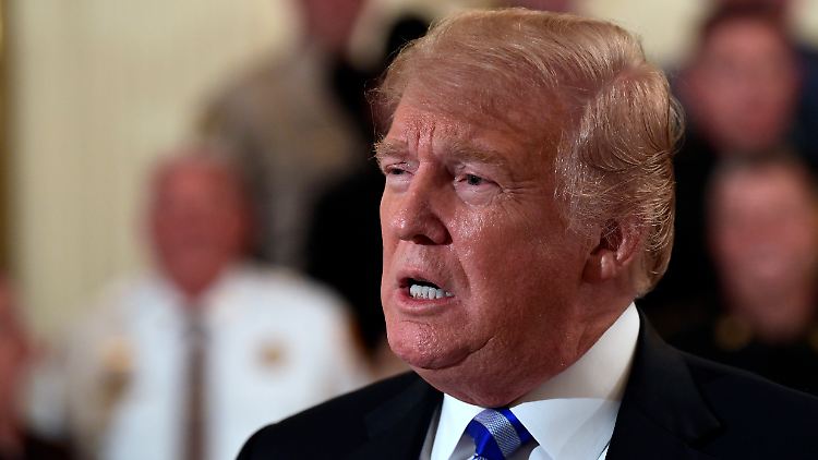 Bei einem Auftritt mit Sheriffs aus dem ganzen Land schimpfte Donald Trump ausführlich über die "New York Times".