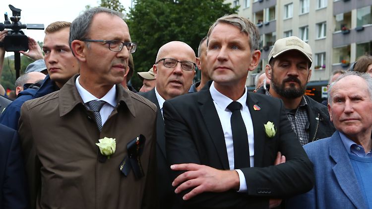 Björn Höcke (r.) beim Trauermarsch für Daniel H. in Chemnitz. 