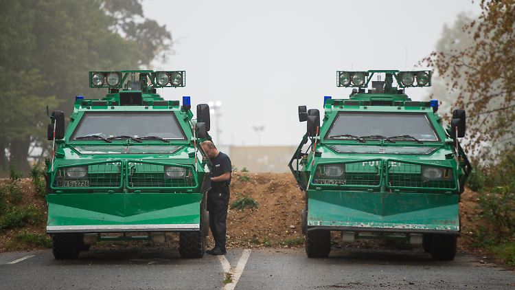 Bei dem Einsatz benutzte die Polizei auch Räumungspanzer.