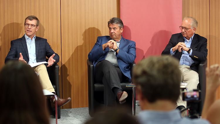 Wolfgang Ischinger (r.) mit Sigmar Gabriel bei der Vorstellung des Buches von Christoph von Marschall (l.).