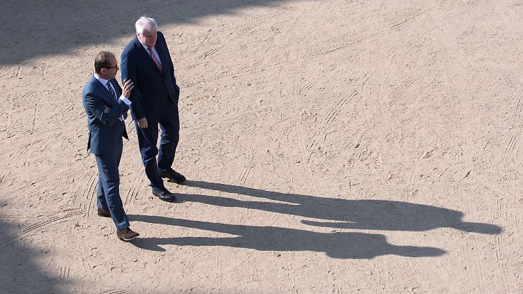 Horst Seehofer im Gespräch mit Alexander Dobrindt während er CSU-Sommerklausur in Brandenburg.
