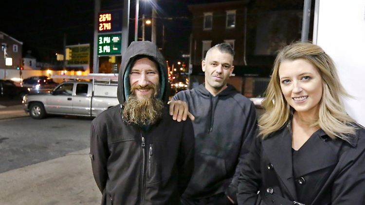 Johnny Bobbitt jr. (l.) mit Mark D'Amico und Kate McClure kurz nach der Hilfsaktion.