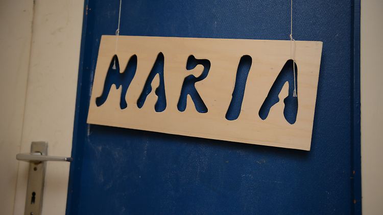 In der Wohnung der Mutter hängt das Namensschild ihrer verschwundenen Tochter an deren Zimmertür.