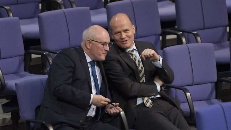 Volker Kauder (l.) will weiter die Unionsfraktion führen - Ralph Brinkhaus kandidiert gegen ihn.