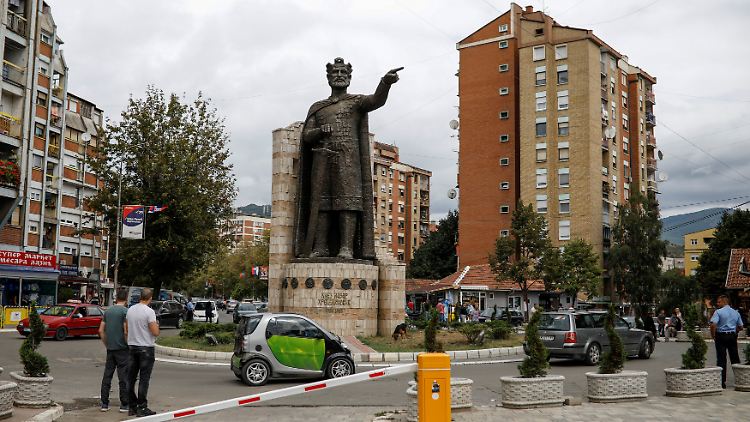 Ein serbisches Prinzendenkmal im kosovarischen Mitrovica. 2008 hat die einstige serbische Provinz Kosovo ihre Unabhängigkeit erklärt. Fünf EU-Staaten erkennen sie bis heute nicht an.