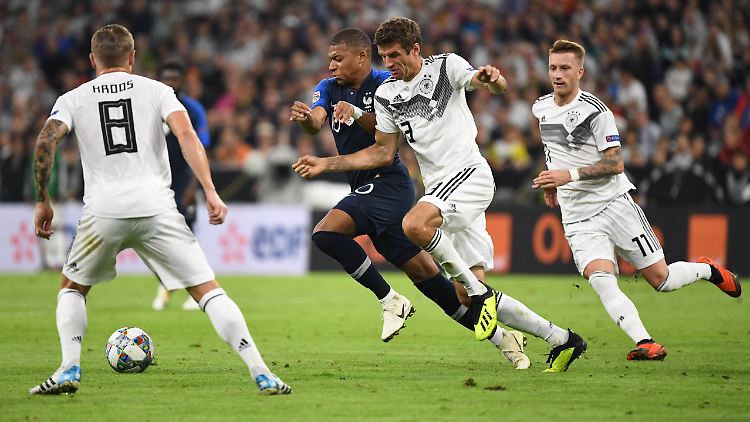 Gut dagegengehalten: Gegen Fußball-Weltmeister Frankreich mit Kylian Mbappé erringen Thomas Müller und die DFB-Elf ein Remis.