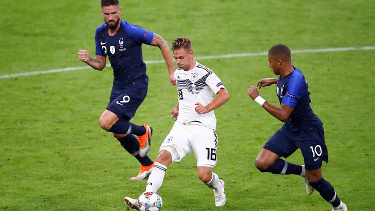 Joshua Kimmich, hier zwischen Frankreichs Olivier Giroud und Kylian Mbappé, reüssiert im DFB-Team auch als Sechser.
