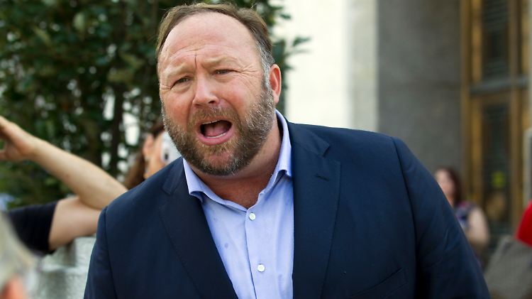 Der US-Verschwörungstheoretiker Alex Jones ist nun auch seine Accounts bei Twitter los.