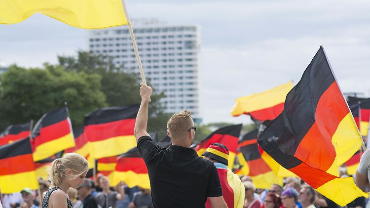 Fest auf dem Boden des Grundgesetzes? "In der ganzen Bundesrepublik" registrieren Verfassungsschützer zweifelhafte "Ereignisse, Aktionen, Äußerungen von Vertretern der AfD".