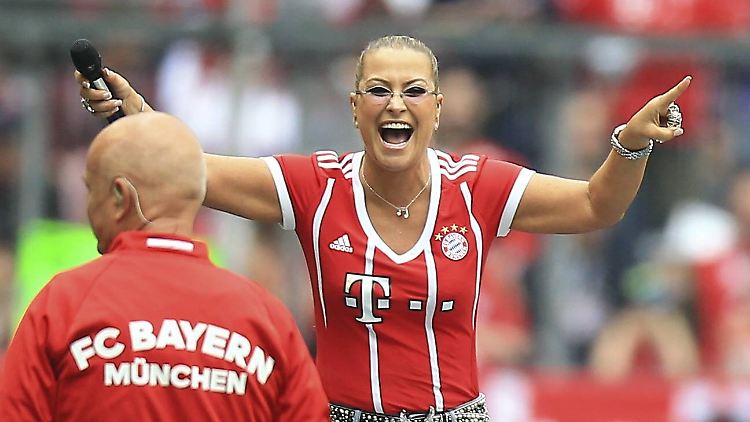 Wegen des Auftritts von Popstar Anastacia dauert die Halbzeitpause beim FC Bayern sieben Minuten länger - und der SC Freiburg fühlt sich verschaukelt.