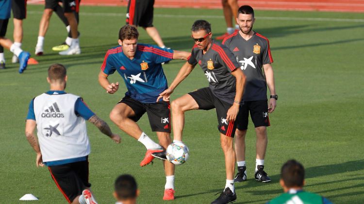 Wer ist hier der Coach, wer die Spieler. Luis Enrique (M.) lebt die Tugend Fleiß direkt mal vor.