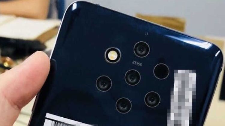 Das soll die Rückseite eines Nokia 9 mit Penta-Kamera sein.