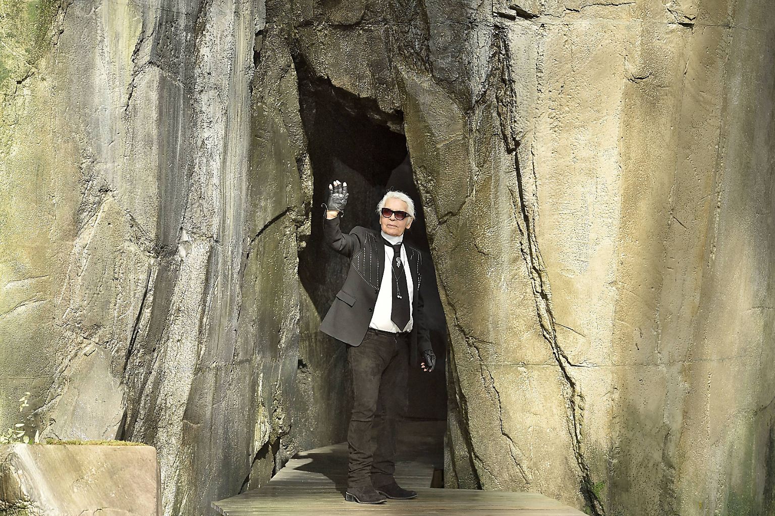 Vor fünf Jahren mutmaßten wir, dass unser Lieblingslispler, Über-Couturier und Style-Gott Karl Lagerfeld 80 Jahre alt wird. Der Meister hüllte sich Marlene-Dietrich-haft in Schweigen über sein Alter (sein gutes Recht), doch wir sollten recht behalten. 