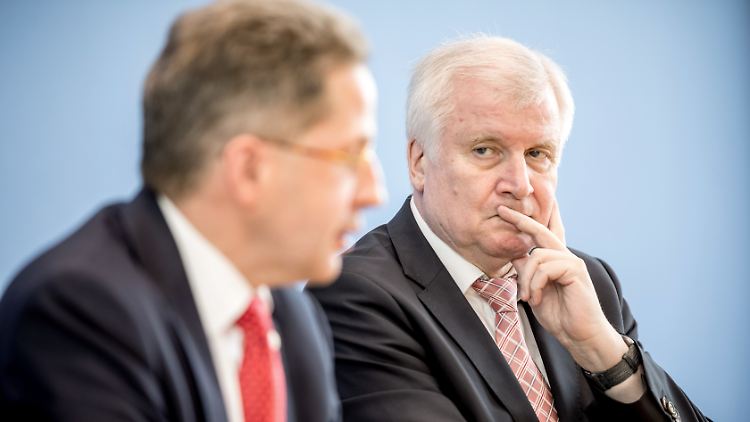 Horst Seehofer (rechts) vertraut dem Verfassungsschutzpräsidenten Hans-Georg Maaßen.