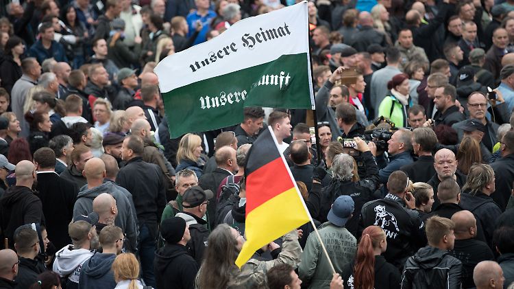 Am 1. September organisierte die AfD zusammen mit dem ausländerfeindlichen Bündnis Pegida einen "Schweigemarsch" in Chemnitz.
