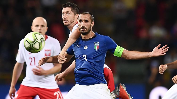Italiens Leonardo Bonucci im Zweikampf mit Robert Lewandowski.