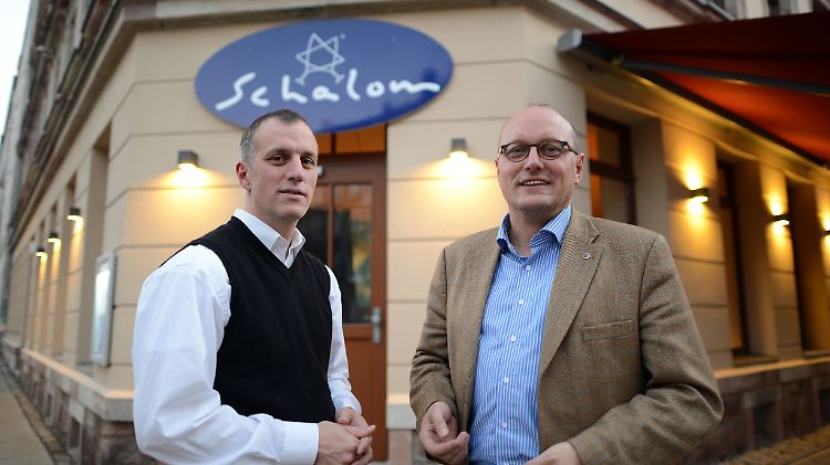 Lars Ariel (l) steht zusammen mit seinem Bruder Uwe Dziuballa vor seinem Restaurant "Schalom" in Chemnitz (Bild von 2012).