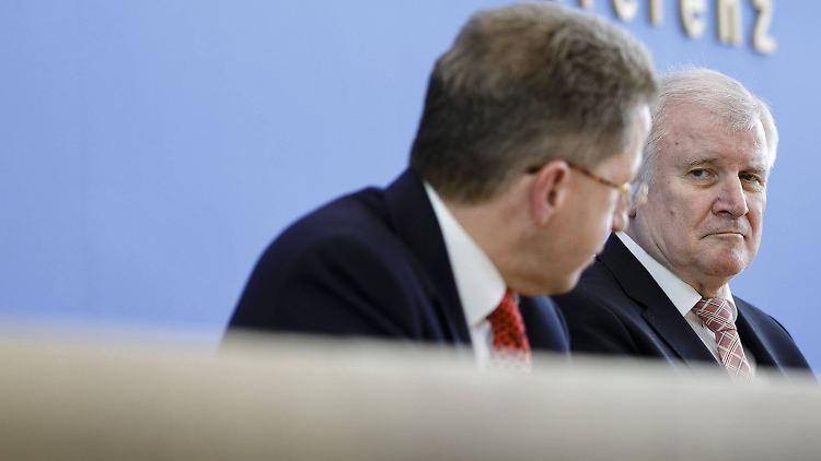 Hans-Georg Maaßen und Horst Seehofer in der Bundespressekonferenz.