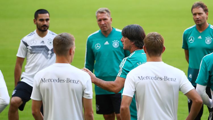 Tüftelt im Testspiel: Bundestrainer Joachim Löw.