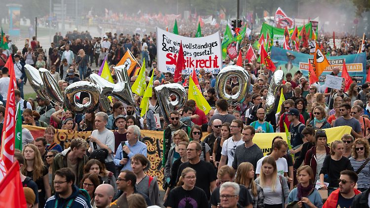 8300 Menschen beteiligten sich an der Protestaktion gegen das neue niedersächsische Polizeigesetz.