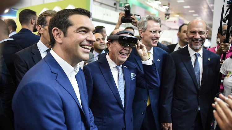 Alexis Tsipras (l.) besucht in Thessaloniki Messestände mit US-Handelsminister Willbur Ross (r.). 