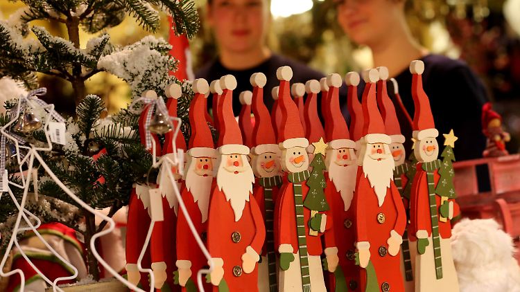 Bald wieder im Handel: Weihnachtsmänner und künstliche Christbäume.
