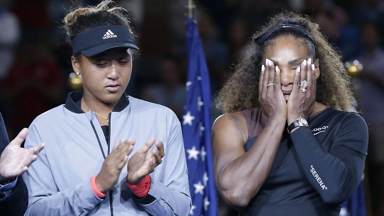 Finale ohne Gewinner? Bei der Siegerehrung nach dem US-Open-Finale wirkten sowohl Naomi Osaka als auch Serena Williams (r.), als hätten sie verloren.