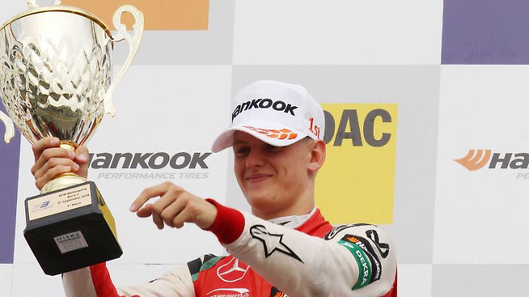 Schumacher glänzt nicht nur als Startplatzjäger, sondern auch mit seinem sechsten Titel im zehnten Rennen.
