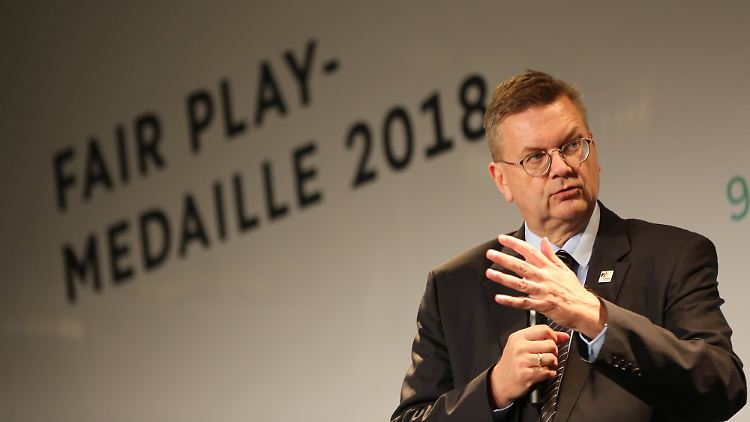 Grindel findet es zwar "nicht schön", aber auch nicht dramatisch, dass E-Mails an die Öffentlichkeit gelangt sind.