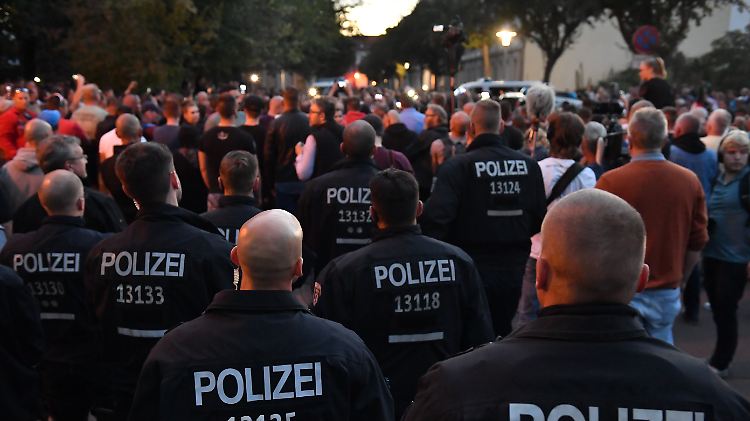 Rund 500 Menschen zogen bei einem Trauermarsch durch die Innenstadt.