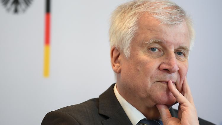 "Wir wollen uns künftig weniger über theoretische und wissenschaftliche Fragen austauschen, sondern vielmehr praktische Fragen der Integration besprechen", sagt Seehofer.