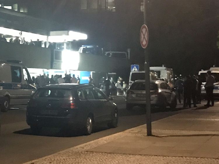 Zahlreiche aufgebrachte Angehörige versammelten sich vor dem Krankehaus, in dem das Opfer verstarb.
